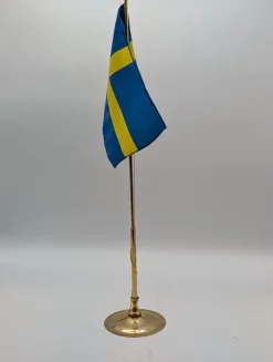 Tradera FLAGGSTÅNG I MÄSSING MED SVENSK FLAGGA> Flag