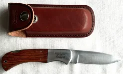 Tradera Fällkniv Fenwick med träskaft och läderfodral i nyskick.> Knive & Sværd