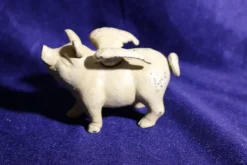 Tradera Flygande spargris i gjutjärn> Sparebøsser