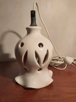 Tradera Fönsterlampa i keramik. Vit med orange insida.| Lamper