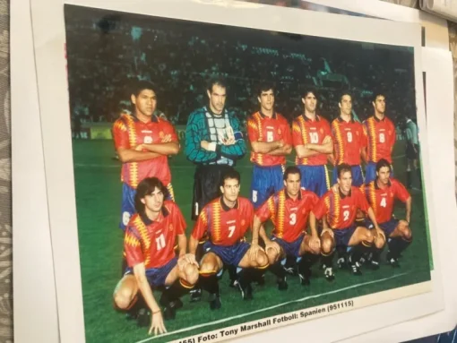 Tradera FOTBOLL Pressfoto Spanien Landslag Lagbild 1995> Sportsmemorabilia