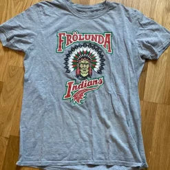 Tradera Frölunda Indians grå t-shirt, storlek M> Hockey & Skøjter