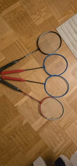 Tradera Fyra badmintonracketar med plast på handtagen> Badminton