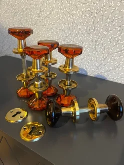 Flash Sale Fyra +En Dubbla dörrvreden med glasknoppar Bärnstensfärgade mässing Retro 60-tal Beslag & Reservedele