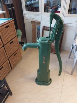 Tradera Gammal grön vattenpump ÖRJAN| Havedekorationer