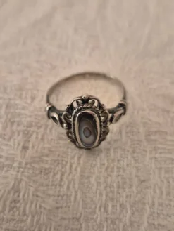 Tradera Gammal Ring, silver med pärlemor.> Ringe