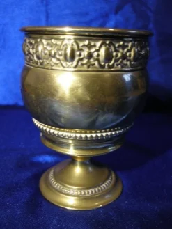 Tradera Gammal vacker bägare/ kopp/ glas i mässing. Graal rollspel> Kuriositeter