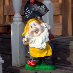 Tradera Gipsfigur av en Tomte ”Välkommen” (gul)| Havedekorationer