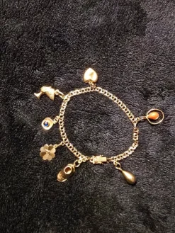 Tradera Guld armband 18K med berlocker> Armbånd