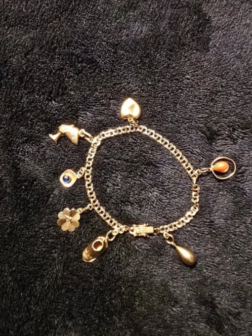 Tradera Guld armband 18K med berlocker> Armbånd