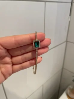 Tradera Gulligt armband med grön sten> Armbånd