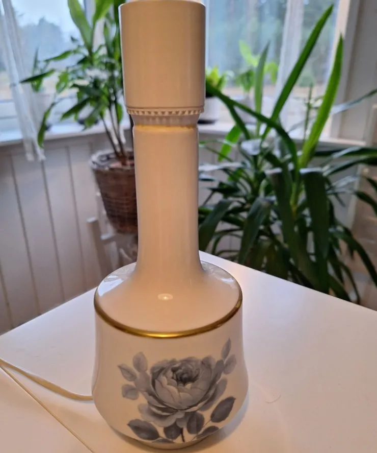Online Hackefors porslin Sweden Retro Bordslampa i porslin med blå blommdekor Antikviteter