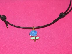 Tradera Halsband ca 40-66 cm med blå ros av emalj berlock/metall/läder.> Selvdesignede Smykker