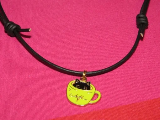 Tradera Halsband ca 40-66 cm med katt i kopp av emalj berlock/metall/läder.> Selvdesignede Smykker