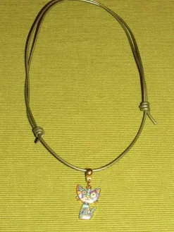 Tradera Halsband ca 40-66 cm med katt av emalj berlock/metall/läder.> Selvdesignede Smykker