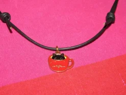 Tradera Halsband ca 40-66 cm med katt i kopp av emalj berlock/metall/läder.> Selvdesignede Smykker