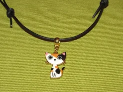 Tradera Halsband ca 40-66 cm med katt av emalj berlock/metall/läder.> Selvdesignede Smykker