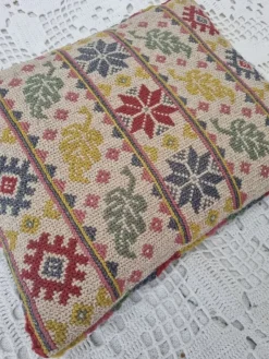 New Handbroderad kudde med vackert mönster Tekstiler
