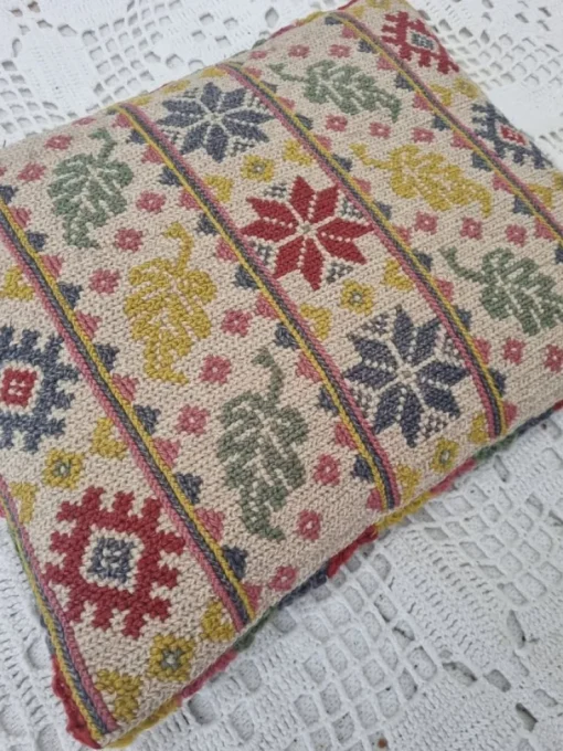 New Handbroderad kudde med vackert mönster Tekstiler
