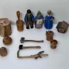 Tradera handgjord träfigur samling - bonde, gumma, flicka & tillbehör - retro 1900-tal> Samlerfigurer