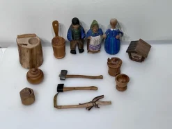 Tradera handgjord träfigur samling - bonde, gumma, flicka & tillbehör - retro 1900-tal> Samlerfigurer