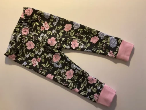 Tradera Handgjorda blommiga trikåbyxor/leggings till barn, med benmudd, storlek 80| Baby, Børn & Leg