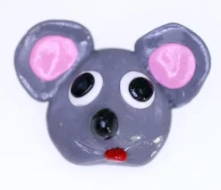 Tradera Handmade plastic putty mouse brooch-circa 1980s Great Britain (Weight: 4g)> Brocher