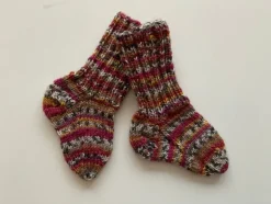 Tradera Handstickade raggsockor till baby, bebis, storlek 15/17| Baby, Børn & Leg