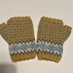 Store Handstickade Senapsgula vantar i. 100% merino Handsker & Vanter