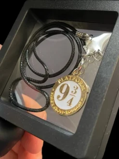 Tradera Harry Potter- smycke på läderhalsband i cool ram! Allt helt nytt!| Filmmemorabilia