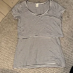 Tradera H&M Mama svartvit randig topp, storlek M> Ventetøj