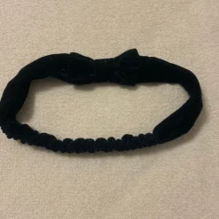 Discount Hårband i svart sammet med rosett Hårtilbehør