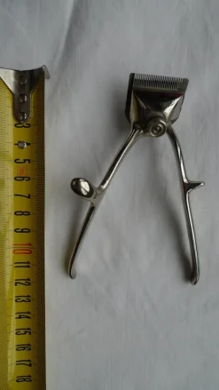 Tradera Hårklippningsapparat av mindre modell i metall i fint skick klippare för hår> Kuriositeter