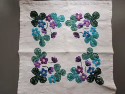 New Härlig retro duk handbroderad blåsippor 40×42cm 60/70tal Tekstiler