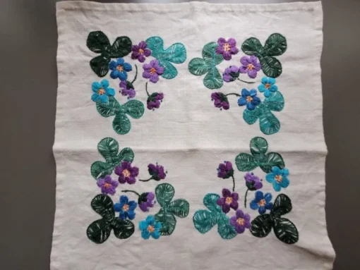 New Härlig retro duk handbroderad blåsippor 40×42cm 60/70tal Tekstiler