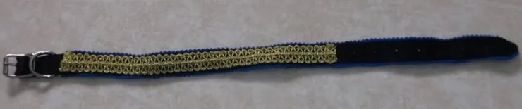 Tradera Hundhalsband 41-56 cm mörkblått med guld mönster på svart kraftigt band Ny Blå> Kæledyrstilbehør