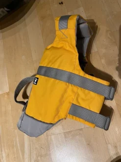 Tradera Hurtta Life Saviour flytväst hund 10-20 kg> Kæledyrstilbehør