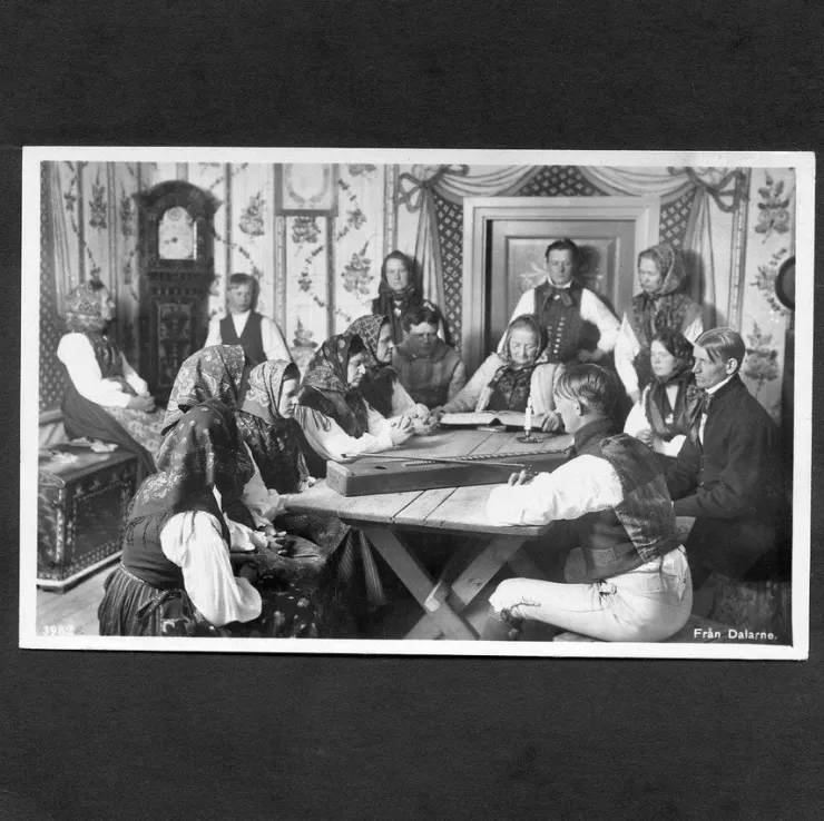 Tradera Husförhör från Dalarna Folkdräktsbild troligen från hembygdsgård Pressbyrån 3982| Generelle Motiver