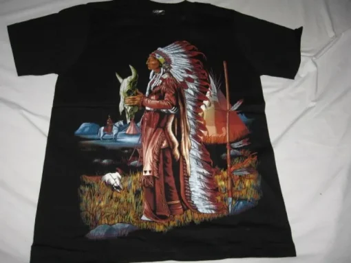 Tradera INDIAN HÖVDING MED TJURKRANIE SMALL (AKAMA T-SHIRT) NY OANVÄND> Herretøj