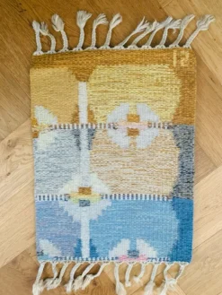 Online INGEGERD SILOW. Matta, rölakan, signerad, ca 60X46 cm Gulvtæpper