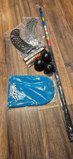 Tradera Innebandypaket med klubba, två blad, bollar och mössa> Floorball