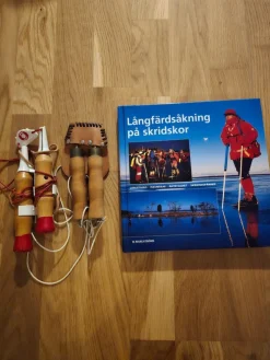 Tradera Isdubbar samt boken Långfärdsskridskoåkning på skridskor> Turskøjter