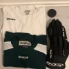 Tradera Ishockeyutrustning: Bauer tröja, Reebok tröja, CCM handskar och puck> Hockey & Skøjter