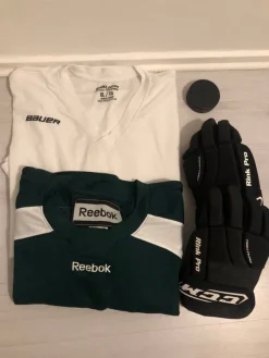 Tradera Ishockeyutrustning: Bauer tröja, Reebok tröja, CCM handskar och puck> Hockey & Skøjter