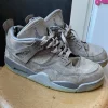 Tradera Jordan 4 Retro x KAWS XX Cool Grey 2017 US 9.5 EU 43 Uk 8.5 27,5 cm> Herresko