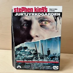 Tradera Jurtjyrkogården. Reklam från videobutik, Esselte video. VHS. Stephen King> Filmmemorabilia