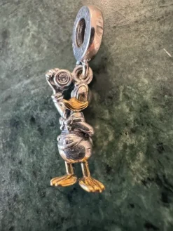Tradera Kalle Anka Disney 100th Anniversary Från Pandora> Andre Smykker