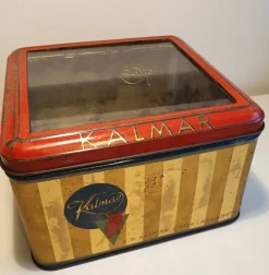 Tradera Kalmar Chokladfabrik plåtlåda chokladlåda med glaslock. Mycket charmig!> Metalemballage