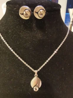 Tradera Karl Laine, halsband, örhängen, silver> Smykkesæt
