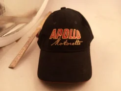 Discount Keps apollo motorette svart med röd och guld text Hovedbeklædning